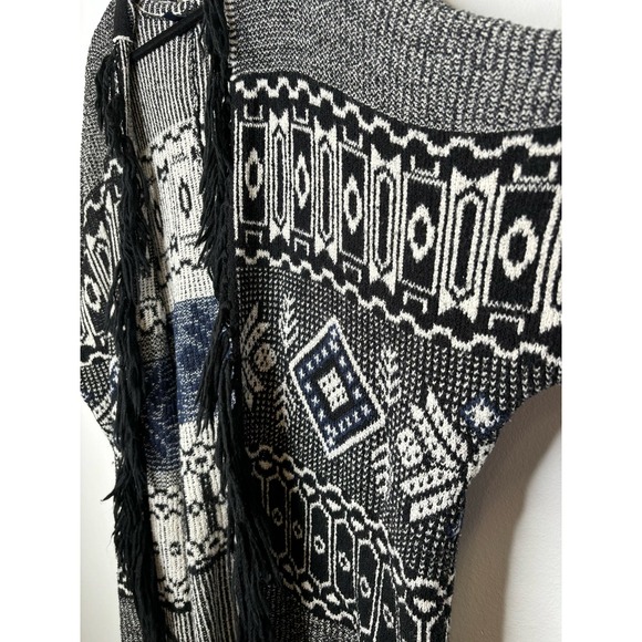 AEO Short Sleeve Oversized Fringe Knit Shawl Cardigan - Picture 3 of 5